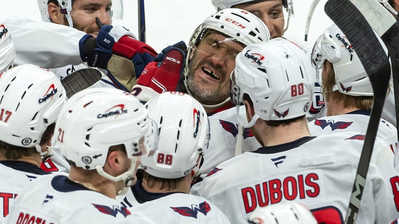 Alexander Ovechkin marque contre un gardien différent